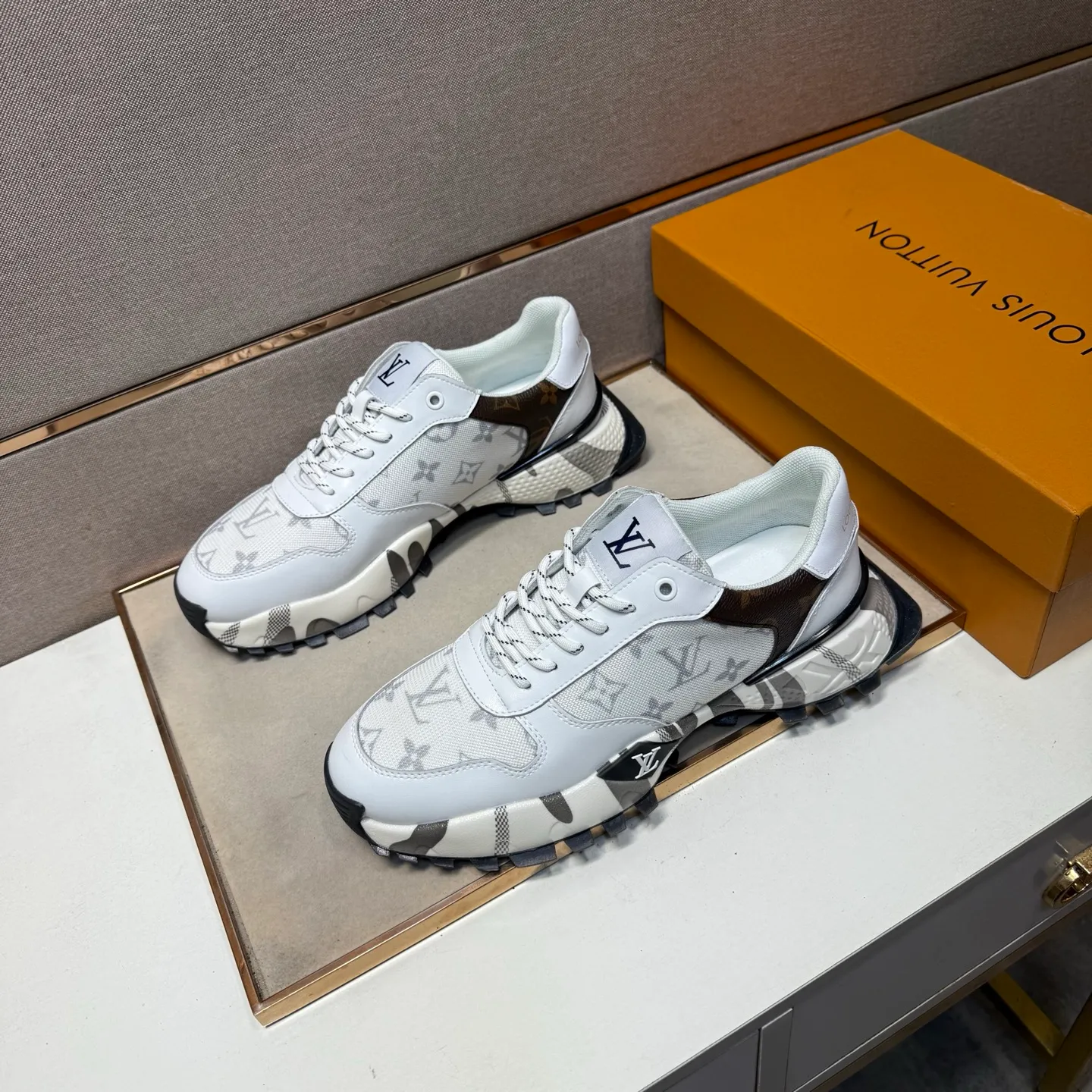 ⬛️Men's shoes 💰p442【LV～】Men's casual shoes 2025z cabinet sales simultaneously 🔶Size: 38-44#️⃣ 🔷2 colors🔜The upper is made of multi-material splicing➕Mesh lining, comfortable and breathable, sole: original comfortable and wear-resistant outsole, ⚠️real thing📱photographed🎬real thing is better📢📢📢